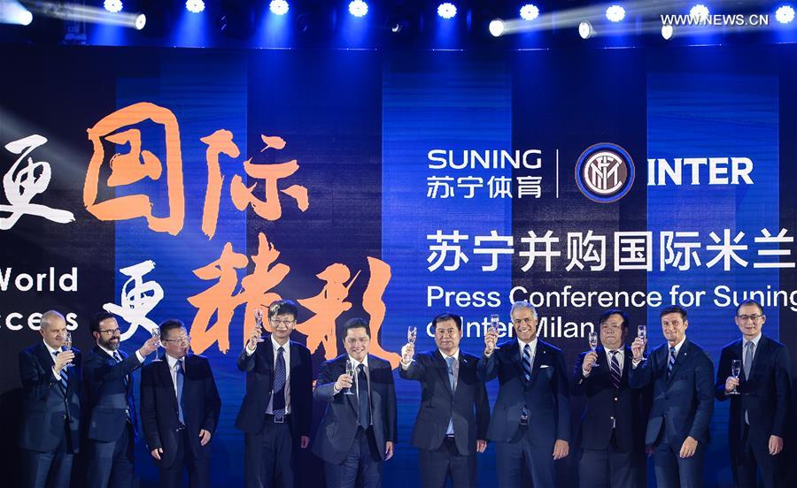 Suning Group Chairman Zhang Jindong(5th, R), Inter Milan President Erick Thohir(5th, L), Inter Milan Vice President Javier Zanetti(2nd, R) and other guests raise a toast at a news conference in Nanjing, capital of east China