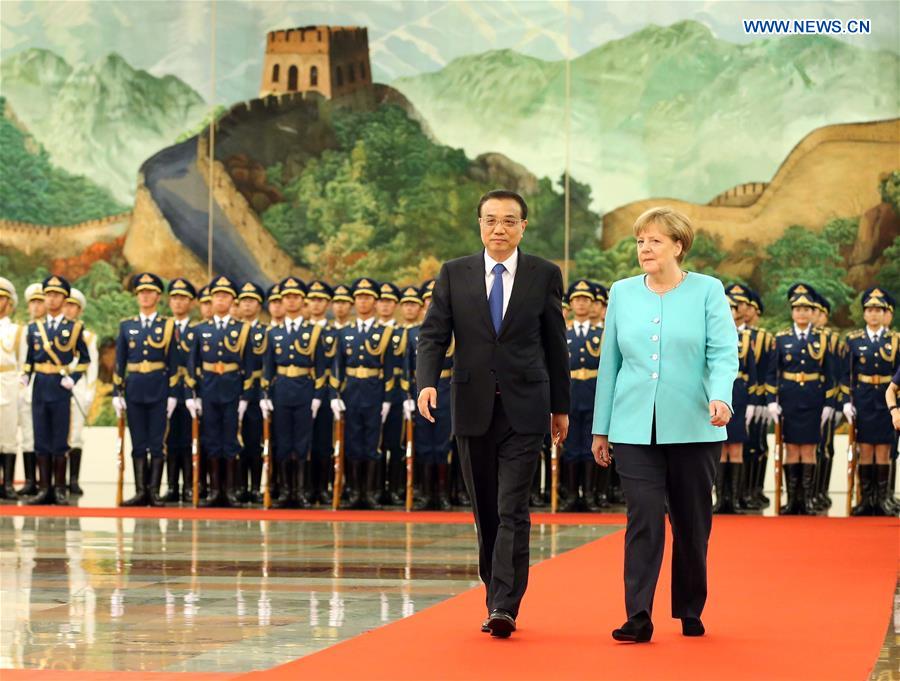 BEIJING, June 13, 2016 (Xinhua) -- Chinese Premier Li Keqiang (L, front) holds a welcoming ceremony for German Chancellor Angela Merkel (R, front) before their talks at the Great Hall of the People in Beijing, capital of China, June 13, 2016. (Xinhua/Liu Weibing) 