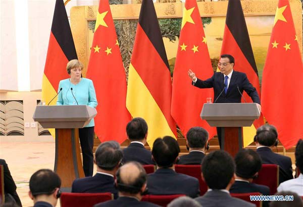 BEIJING, June 13, 2016 (Xinhua) -- Chinese Premier Li Keqiang (R, back) and German Chancellor Angela Merkel (L, back) meet the press at the Great Hall of the People in Beijing, capital of China, June 13, 2016. (Xinhua/Liu Weibing)