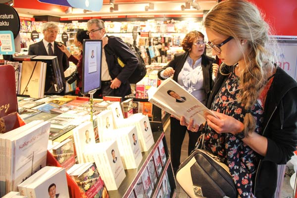 A visitor at a book fair in Chopin International Airport in Warsaw, Poland. [Photo by Chen Xu/Xinhua]