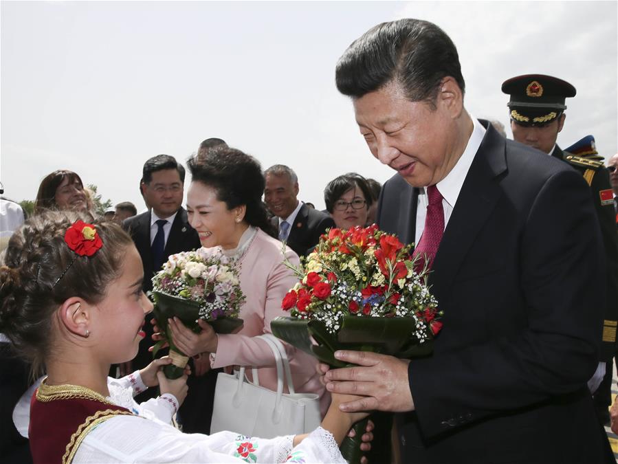 BELGRADE, June 17, 2016 (Xinhua) -- Chinese President Xi Jinping (R front) and his wife Peng Liyuan are greeted by Serbian children with flowers upon their arrival at the airport of Belgrade, Serbia, June 17, 2016. Xi started a state visit to Serbia Friday.(Xinhua/Lan Hongguang)