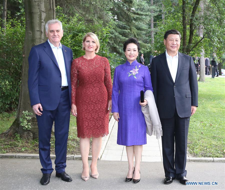 BELGRADE, June 18, 2016 (Xinhua) -- Chinese President Xi Jinping (1st R) and his wife Peng Liyuan (2nd R) pose for a group photo with Serbian President Tomislav Nikolic (1st L) and his wife Dragica Nikolic in Belgrade, Serbia, June 17, 2016. Xi Jinping met with Tomislav Nikolic in Belgrade on Friday. (Xinhua/Ding Lin) 