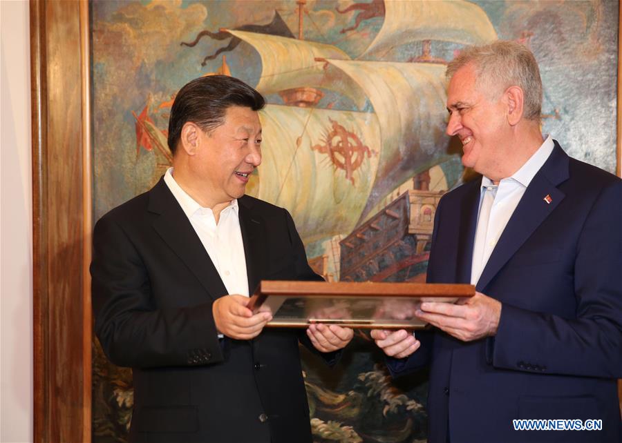 BELGRADE, June 18, 2016 (Xinhua) -- Chinese President Xi Jinping (L) receives a souvenir from Serbian President Tomislav Nikolic in Belgrade, Serbia, June 17, 2016. Xi Jinping met with Tomislav Nikolic in Belgrade on Friday. (Xinhua/Rao Aimin) 