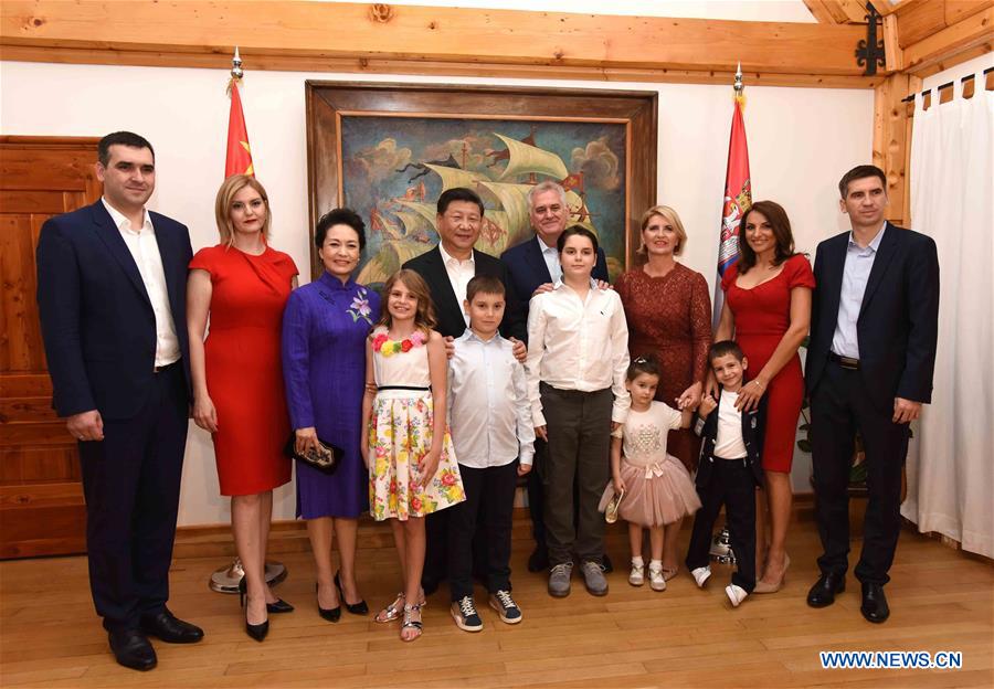 BELGRADE, June 18, 2016 (Xinhua) -- Chinese President Xi Jinping (4th L Back) and his wife Peng Liyuan (3rd L) pose for a group photo with Serbian President Tomislav Nikolic (4th R Back) and his wife Dragica Nikolic (3rd R Back) and their family members in Belgrade, Serbia, June 17, 2016. Xi Jinping met with Tomislav Nikolic in Belgrade on Friday. (Xinhua/Rao Aimin)