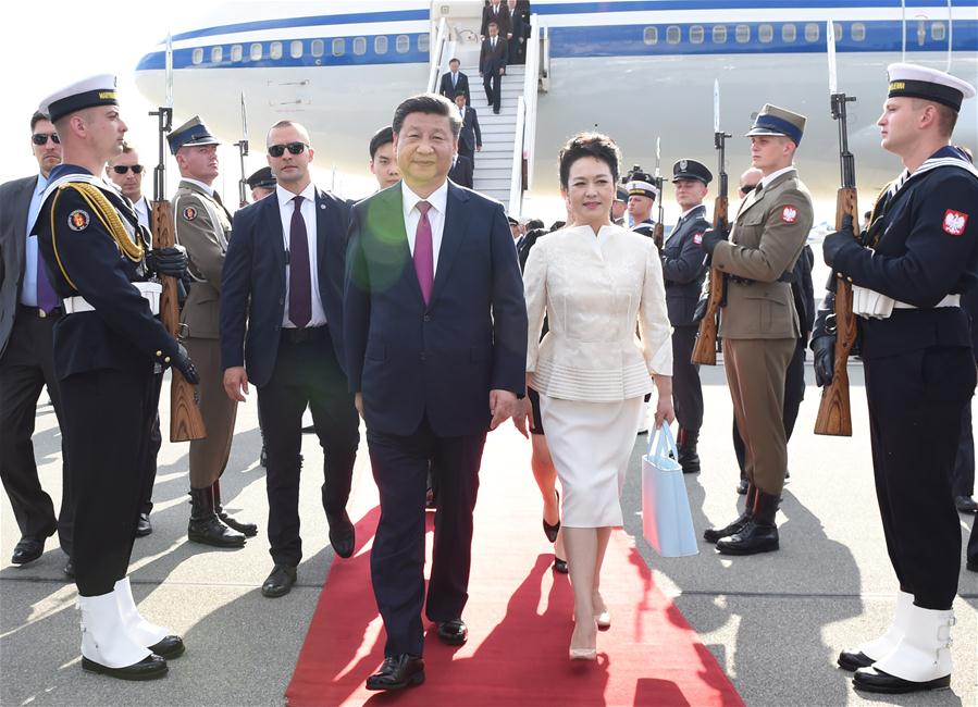 Chinese President Xi Jinping and his wife Peng Liyuan disembark from the plane upon their arrival in Warsaw, Poland, June 19, 2016. Xi Jinping arrived in Poland Sunday for a state visit. (Xinhua/Rao Aimin)
