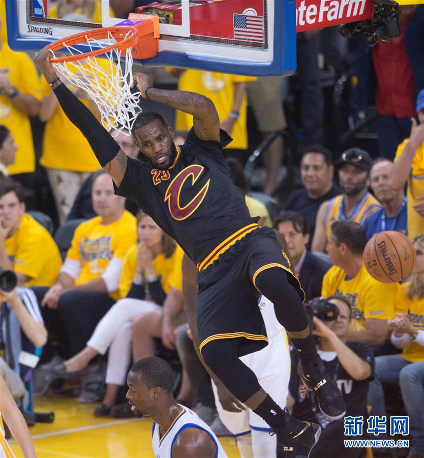 Lebron James of Cleveland Cavaliers dunks during game 7 of the NBA finals in Oakland, U.S., on Sunday, June 19, 2016. [Photo: Xinhua]