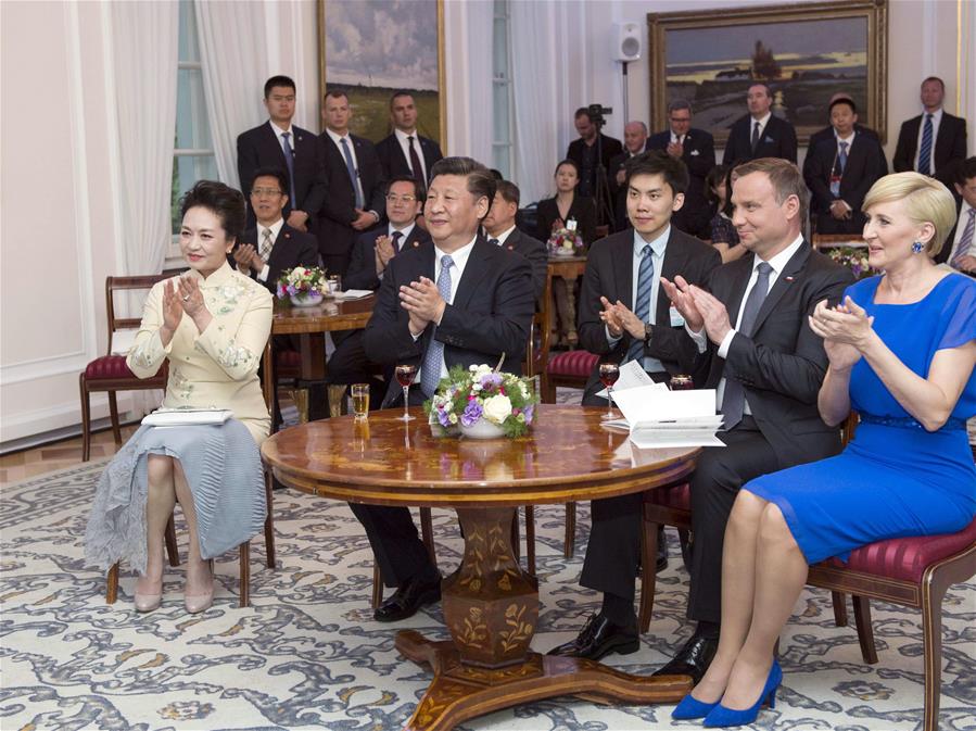 Chinese President Xi Jinping (front, 2nd L) and his wife Peng Liyuan (front, 1st L) watch a performance of Polish folk song and dance with Polish President Andrzej Duda (front, 2nd R) and his wife Agata Kornhauser-Duda (front, 1st R) in Warsaw, Poland, June 19, 2016.(Xinhua/Xie Huanchi)