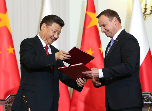 President Xi Jinping (L) and his Polish counterpart Andrzej Duda attend a signing ceremony in Warsaw on June 20, 2016. [Photo/Xinhua]