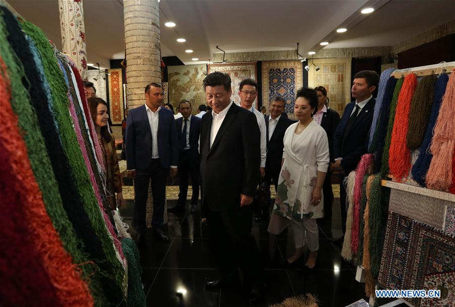 BUKHARA, June 21, 2016 (Xinhua) -- Chinese President Xi Jinping (C,front) and his wife Peng Liyuan visit a carpet and silk workshop in the old city of Bukhara as accompanied by Uzbek Prime Minister Shavkat Mirziyoev, in Bukhara, Uzbekistan, June 21, 2016. (Xinhua/Lan Hongguang)