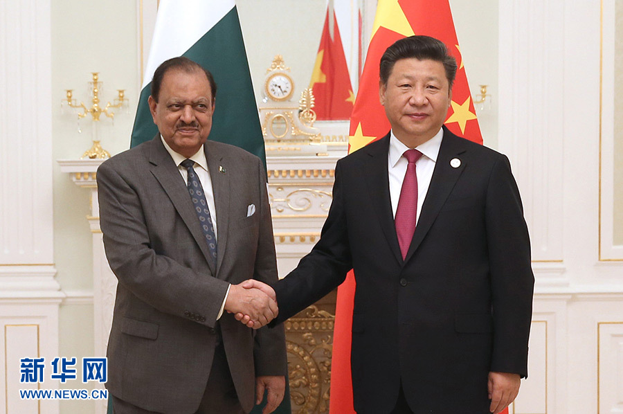 Chinese President Xi Jinping (R) meets with Pakistani President Mamnoon Hussain in Tashkent, Uzbekistan, June 23, 2016.