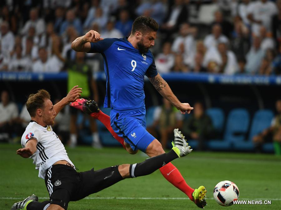 Olivier Giroud (R) of France competes during the Euro 2016 semifinal match between France and Germany in Marseille, France, July 7, 2016. (Xinhua/Guo Yong)