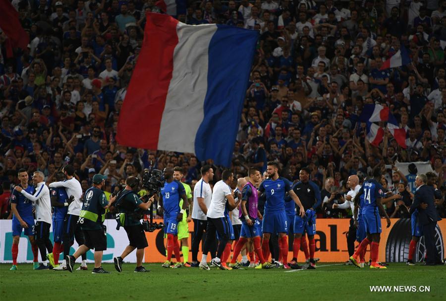 MARSEILLE, July 8, 2016 (Xinhua) -- Players of France celebrate victory after the Euro 2016 semifinal match between France and Germany in Marseille, France, July 7, 2016. France won 2-0 to enter the final. (Xinhua/Guo Yong)