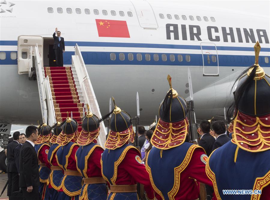 ULAN BATOR, July 13, 2016 (Xinhua) -- Chinese Premier Li Keqiang arrives at Ulan Bator, Mongolia, July 13, 2016. Li arrived here Wednesday for an official visit to Mongolia and the 11th Asia-Europe Meeting (ASEM) summit. (Xinhua/Wang Ye)