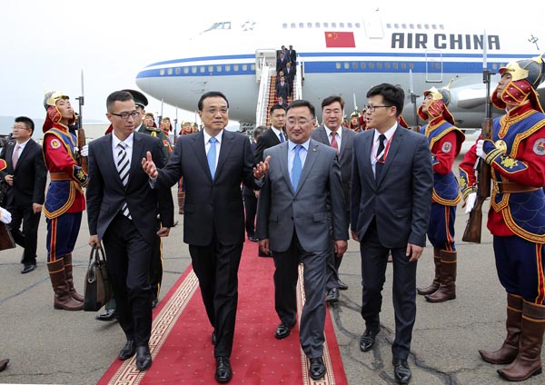 Chinese Premier Li Keqiang, second from left, arrives in Ulan Bator, capitcal city of Mongolia, on July 13, 2016 for an official visit to Mongolia and the 11th Asia-Europe Meeting summit. [Photo/Provided to China Daily]