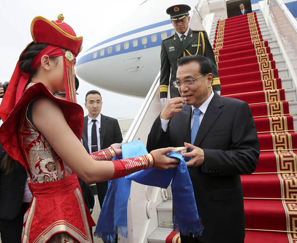 Chinese Premier Li Keqiang, second from right, arrives in Ulan Bator, capitcal city of Mongolia, on July 13, 2016 for an official visit to Mongolia and the 11th Asia-Europe Meeting summit. [Photo/Provided to China Daily]