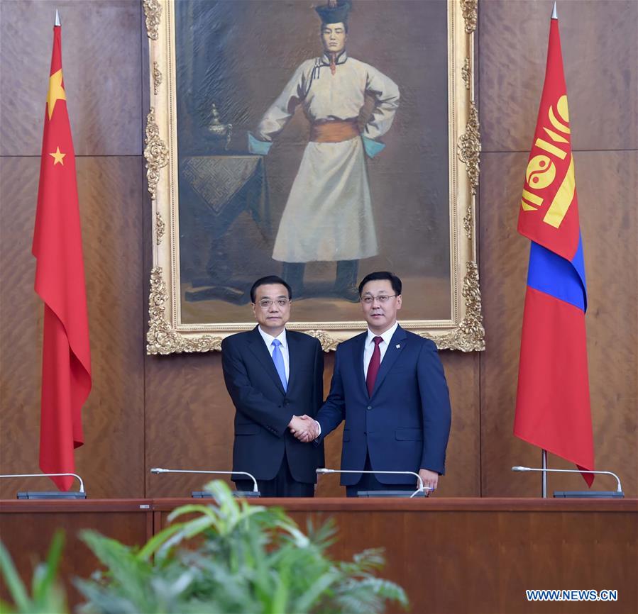 Chinese Premier Li Keqiang (L) holds talks with Mongolian Prime Minister Jargaltulga Erdenebat in Ulan Bator, Mongolia, July 14, 2016.