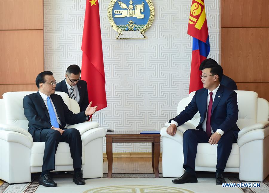 Chinese Premier Li Keqiang (L) holds talks with Mongolian Prime Minister Jargaltulga Erdenebat in Ulan Bator, Mongolia, July 14, 2016.