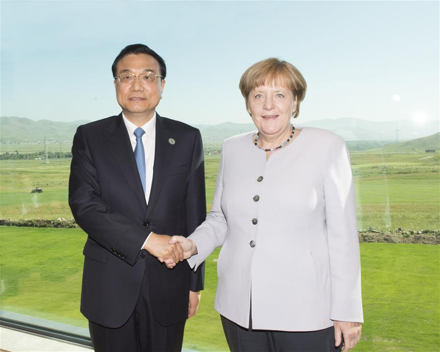 ULAN BATOR, July 16, 2016 (Xinhua) -- Chinese Premier Li Keqiang (L) meets with German Chancellor Angela Merkel in Ulan Bator, Mongolia, July 16, 2016. (Xinhua/Wang Ye)