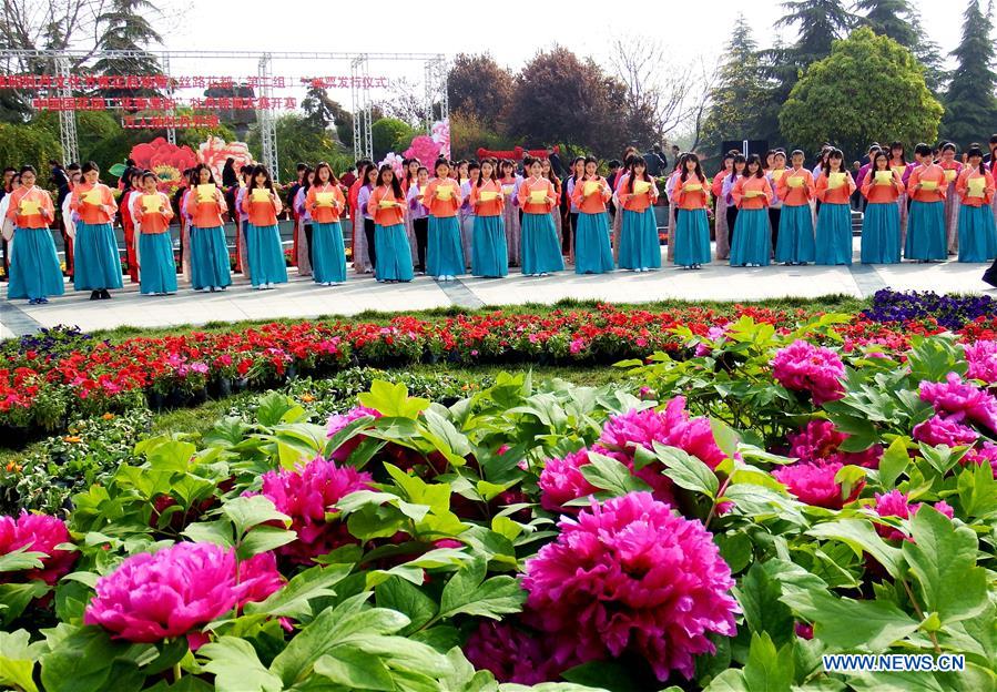 LUOYANG, April 2, 2016 (Xinhua) -- Actors chant poetry during the Peony Cultural Festival in Luoyang, central China