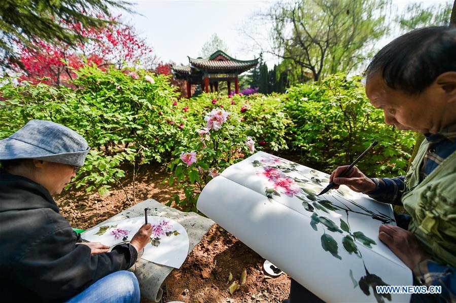 LUOYANG, April 2, 2016 (Xinhua) -- People paint during the Peony Cultural Festival in Luoyang, central China