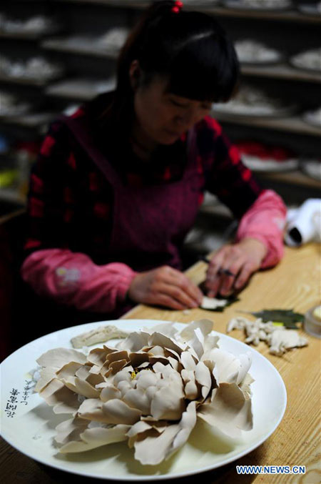 LUOYANG, April 29, 2016 (Xinhua) -- A craftswoman makes porcelain petals for a peony handicraft at Luoyang Peony Porcelain Museum in Luoyang, central China