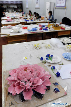 LUOYANG, April 29, 2016 (Xinhua) -- Craftswomen make porcelain peony handicrafts at Luoyang Peony Porcelain Museum in Luoyang, central China