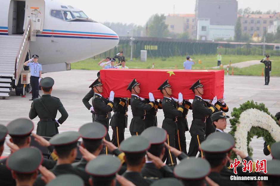 The bodies of two Chinese peacekeepers who were killed in violence in South Sudan have arrived in Zhengzhou, the capital of central China’s Henan province.