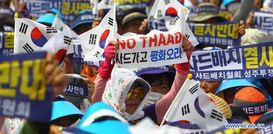 SEOUL, July 21, 2016 (Xinhua) -- A senior official of Seongju county (2nd L, front) attends a rally to protest against the deployment of the Terminal High Altitude Area Defense (THAAD) in Seoul, capital of South Korea, on July 21, 2016. More than 2,000 people from Seongju county, where one THAAD battery will be deployed, gathered at a square in Seoul for a rally on Thursday, to protest against the deployment of THAAD. (Xinhua/Yao Qilin) 
