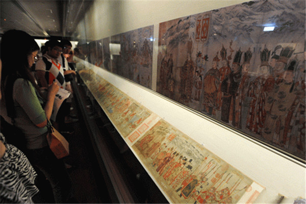 The Taipei Palace Museum recently invited 21 restorers to repair more than 700-thousand relics, including painting utensils and textiles.