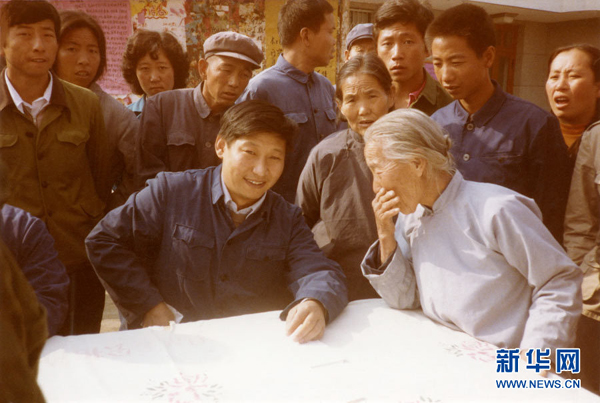 1983年，時任河北正定縣縣委書記的習近平（前排居中），臨時在大街上擺桌子聽取老百姓意見。（圖片來源：新華網）