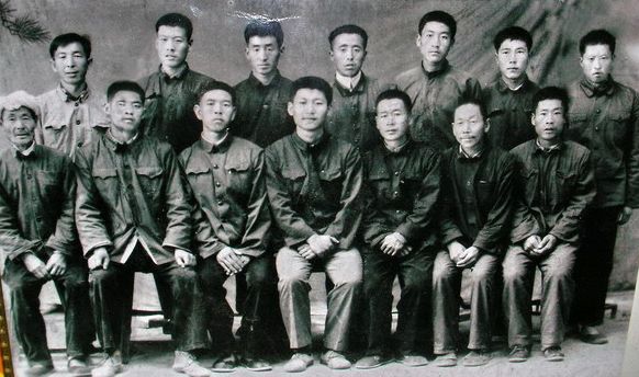 1975年在送習近平上大學時，梁家河村民和習近平的合影（前排中為習近平）。（資料圖）