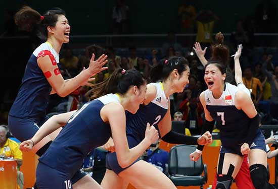 Wei Qiuyue of China celebrates winning the match with her teammates.  [Photo/Agencies]