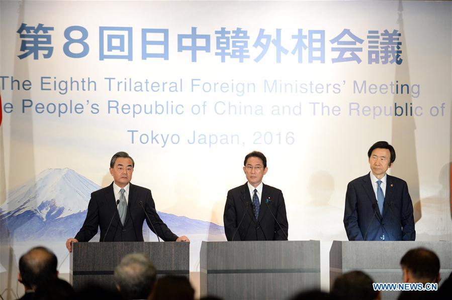 Chinese Foreign Minister Wang Yi, Japanese Foreign Minister Fumio Kishida and South Korean Foreign Minister Yun Byung Se (from L to R) attend a joint press conference in Tokyo, Japan, Aug. 24, 2016. The 8th trilateral foreign ministers