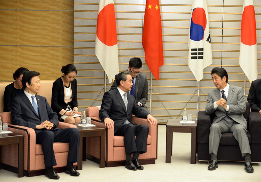 Japanese Prime Minister Shinzo Abe (R, Front) meets with Chinese Foreign Minister Wang Yi (C, front) and South Korean Foreign Minister Yun Byung-se (L, Front) in Tokyo, Japan, Aug. 24, 2016. (Xinhua/Ma Ping)