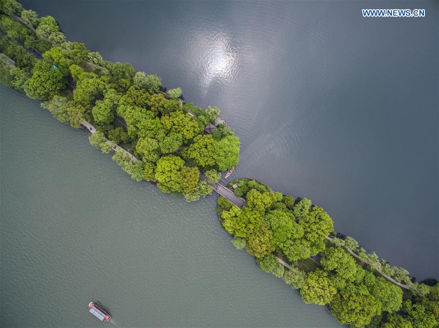 Photo taken on April 11, 2016 shows the Su Causeway on the West Lake in Hangzhou, capital city of east China