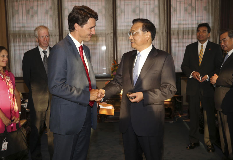 Chinese Premier Li Keqiang (R) shakes hands with Canadian Prime Minister Justin Trudeau in Beijing, capital of China, Aug. 30, 2016. [Photo: gov.cn] 