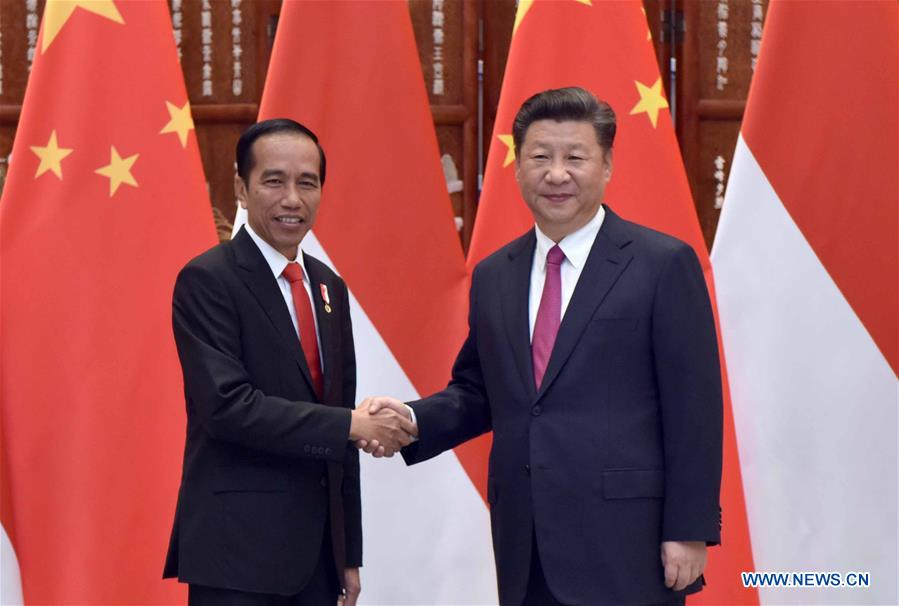 Chinese President Xi Jinping (R) meets with his Indonesian counterpart Joko Widodo, who is here to attend the G20 summit, in Hangzhou, capital of east China