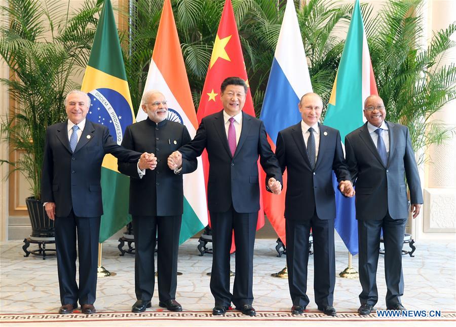 Chinese President Xi Jinping (C), Indian Prime Minister Narendra Modi (2nd L), South African President Jacob Zuma (1st R), Brazilian President Michel Temer (1st L)and Russian President Vladimir Putin attend a BRICS leaders
