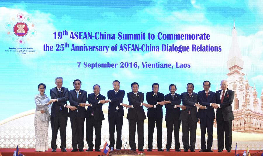 Chinese Premier Li Keqiang (from left, 5th) and leaders from ASEAN members attend the 19th ASEAN-China Summit in Vientiane, Laos, Sept 7, 2016. (Photo/Xinhua)