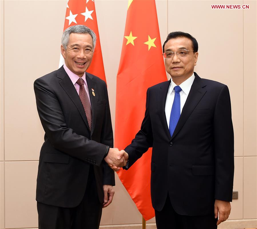 Chinese Premier Li Keqiang (R) meets with Singaporean Prime Minister Lee Hsien Loong in Vientiane, Laos, Sept. 6, 2016. (Xinhua/Rao Aimin)