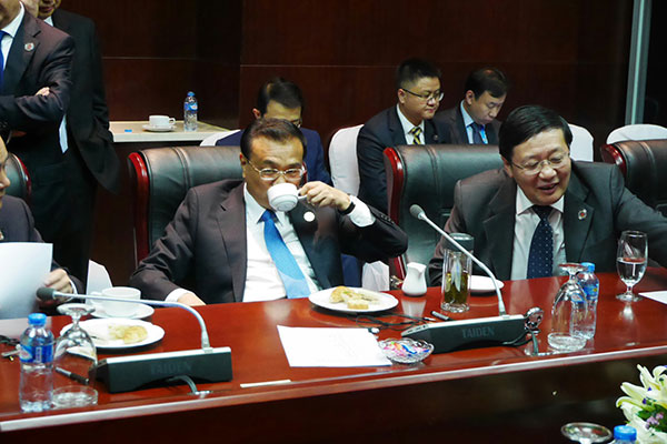 One sandwich and a cup of coffee – this was the simple lunch Premier Li Keqiang had on Sept 8.