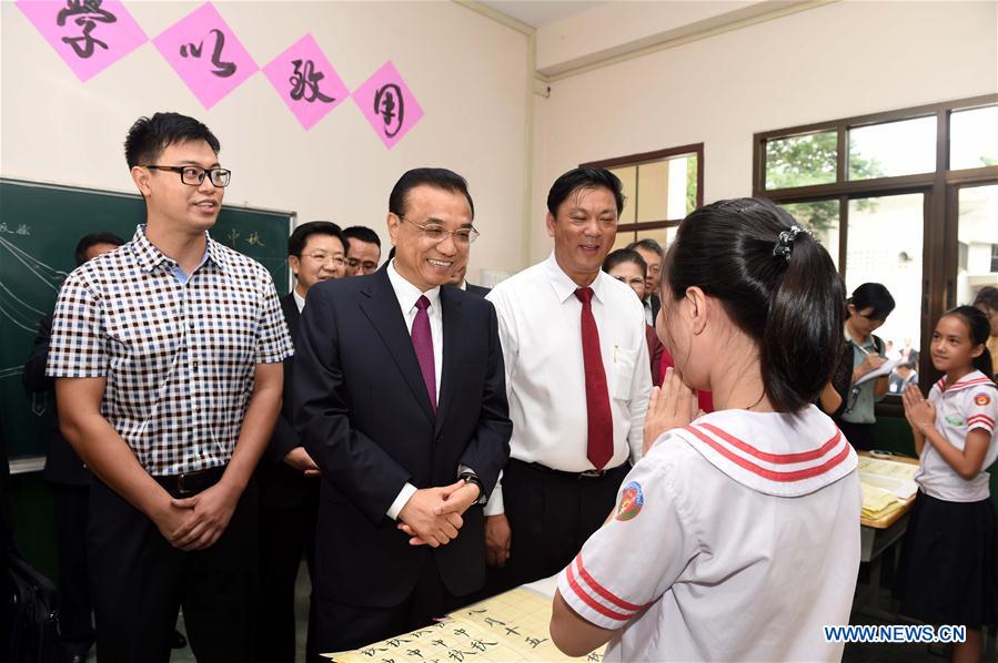 Chinese Premier Li Keqiang (2nd L, front) visits the Lieutou Chinese School in Vientiane, Laos, Sept. 9, 2016. (Xinhua/Rao Aimin)