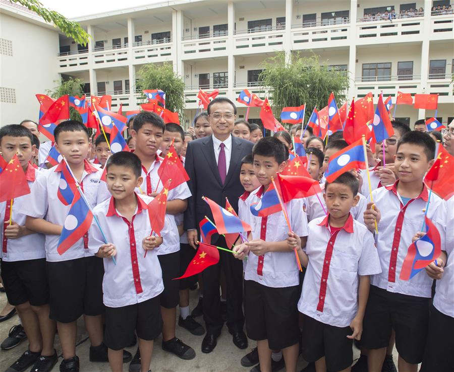 Chinese Premier Li Keqiang (C) visits the Lieutou Chinese School in Vientiane, Laos, Sept. 9, 2016.(Xinhua/Wang Ye)