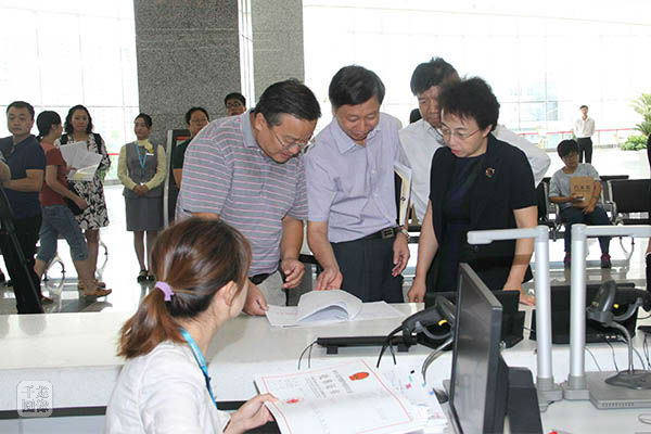 9月9日，北京市副市長程紅在六里橋政務服務中心調研外商投資企業商務工商備案事項一體化。北京市商務委信息中心 滕大威 攝