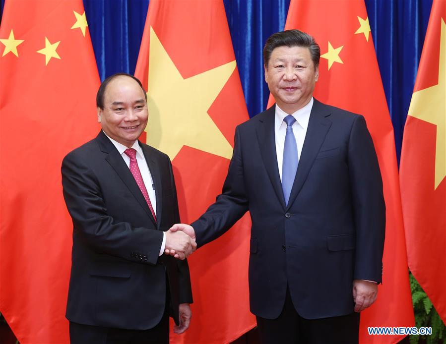 Chinese President Xi Jinping(R) meets with Vietnamese Prime Minister Nguyen Xuan Phuc in Beijing, capital of China, Sept. 13, 2016. (Xinhua/Yao Dawei)