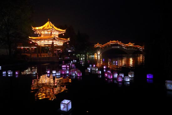 People around China enjoy Mid-Autumn Festival holiday