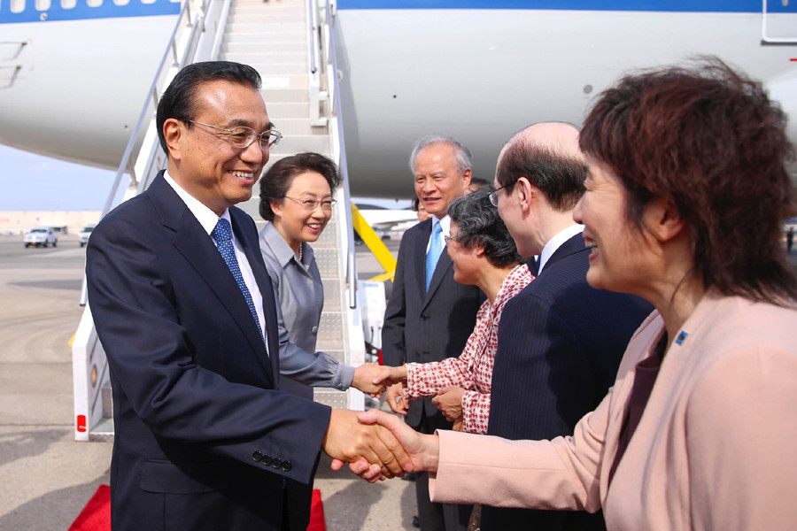 Chinese Premier Li Keqiang (L) arrives in New York on September 18, 2016, to attend the 71st session of the United Nations (UN) General Assembly. [Photo: weibo.com]