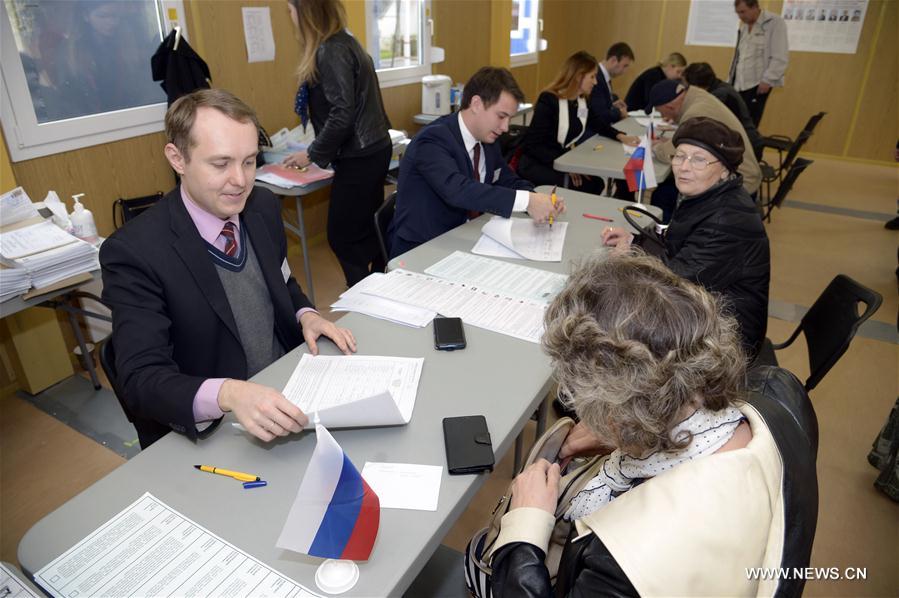 People vote at Russian Federation General Consulate in Narva, Estonia, Sept. 18, 2016. The election of the 7th State Duma of Russia started on early Sunday, the Russian news agency TASS reported. (Xinhua/Sergei Stepanov) 