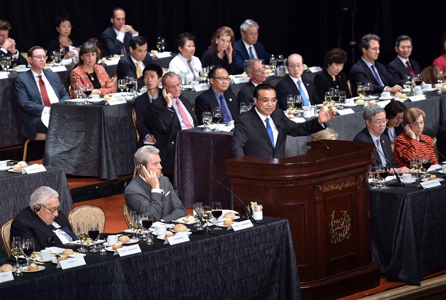 Chinese Premier Li Keqiang(C on stage) addresses a welcoming dinner party organized by the Economic Club of New York, the National Committee on U.S.-China Relations and the U.S.-China Business Council in New York, Sept. 20, 2016. (Xinhua/Li Tao)