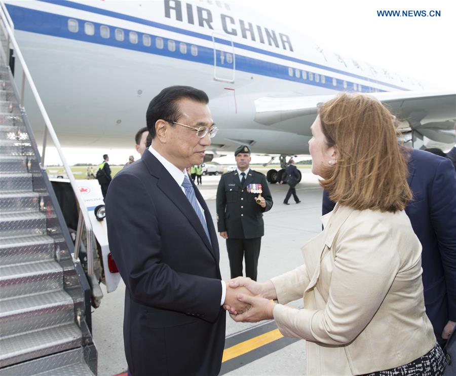 Chinese Premier Li Keqiang (L) and his wife Cheng Hong are welcomed by Canadian senior officials upon their arrival at Ottawa, Canada, Sept. 21, 2016. At the invitation of his Canadian counterpart Justin Trudeau, Chinese Premier Li Keqiang arrived here Wednesday for an official visit to Canada. (Xinhua/Huang Jingwen)